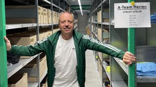 DFB-Zeugwart Thomas Mai in seinem Reich – dem DFB-Lager in Langen bei Frankfurt.