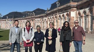 Sie präsentieren die Highlights der neuen Sasion in Schloss und Schlossgarten Schwetzingen: Matthias von Schierstädt (v. l.), der die Veranstaltung "Klingendes Schwetzingen" organisiert, Meike Kirscht, Sandra Moritz, Patricia Alberth von den Staatlichen Schlössern und Gärten sowie Katharina und Rolf Weinmann von der Agentur Provinztour.