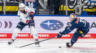 Tobias Fohrler (links) brachte die Adler Mannheim im zweiten Viertelfinalspiel auf 2:4 heran. Am Ende feierte Markus Eisenschmid (rechts) aber mit dem EHC München einen 5:2-Sieg.