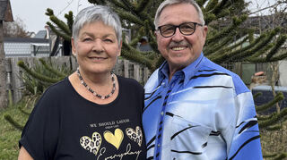 Monika und Günter Lopp in ihrem Garten in der Lilienstraße in Ketsch.