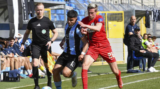 Waldhofs Seyhan Yigit (l.) gegen Elversbergs Arne Sicker.