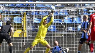 Waldhofs Torhüter Malwin Zok lenkt den Ball über das Tor.
