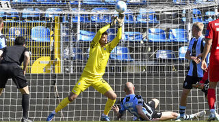 Waldhof-Torhüter Malwin Zok bekam gegen Zweitligist Elversberg eine ordentliche Portion Arbeit serviert – dennoch stand es am Ende 1:6.