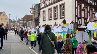 Durch die Heidelberger Straße ziehen die Kinder mit ihren Kostümen und Sommertagsstecken dem Gartenschaupark entgegen.