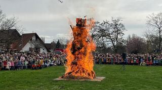 Winter ade: Der Schneemann, den die Jugendfeuerwehr gebaut hat, geht in Flammen auf und soll dem Frühling zum Durchbruch verhelfen.