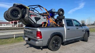 Der Dodge Ram wurde mit einem Strandbuggy und einem Quad beladen, wobei jeweils nur zwei Räder der Fahrzeuge auf der Ladefläche standen.