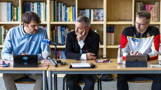 Thomas Gutekunst (l-r), Sportdirektor des Deutschen Turner-Bundes (DTB), Alfons Hölzl, Präsident des DTB und Gerben Wiersma, Cheftrainer Gerätturnen Frauen bei einem Medientermin des Deutschen Turner-Bundes zu Missständen im Frauen-Turnen.