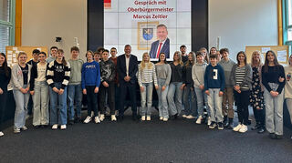 Die Gauß-Schüler haben viele Fragen für OB Marcus Zeitler vorbereitet.