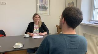 Christina Schürger im Redaktionsgespräch mit Noah Eschwey.