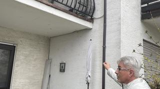Volker Engelfried hat auch Schäden an seinem Balkon ausgemacht. Die Versicherung glaubt ihm aber nicht.