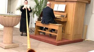 Kerstin Erny und Organist Wolfgang Müller beeindrucken mit „Offertoire“ für Alphorn solo und Orgel von Luc de Rossi.
