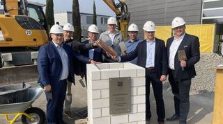 Grundsteinlegung für das neue Bürogebäude des Bauunternehmens Leonhard Weiss in Plankstadt mit: Ralf Schmidt (v.l.), Robert Kress, Marcus Herwarth (alle Geschäftsführung), Carsten Wibbe (Standortleiter), Florian Koser (Bereichsleiter), Steffen Schönfeld (Geschäftsführung) und Bürgermeister Nils Drescher.