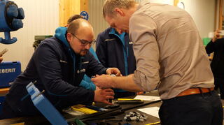 Ferdinando (links) und Daniel Terzenbach an der Werkbank.