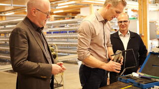 Peter Haas (v. l.), Daniel Terzenbach und Stefan Menrath beim Herstellen des Tablet-Ständers.