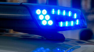 Ein Blaulicht der Polizei leuchtet auf. Bei einer Massenschlägerei unter Fußballfans auf Schalke hat es mehrere Schwerverletzte gegeben.