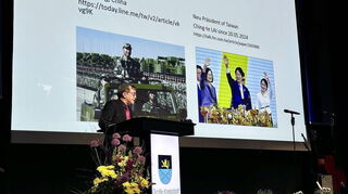 Prof. Dr. Jhy-Wey Shieh, Leiter der Taipeh-Vertretung in Deutschland, bringt den Zuhörern in der Stadthalle die politische und wirtschaftliche Realität Taiwans näher.