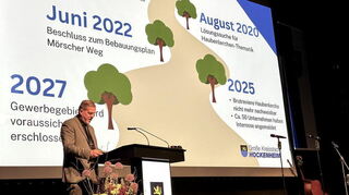 Oberbürgermeister Marcus Zeitler nutzt die Gelegenheit, die aktuell schwierige wirtschaftliche Situation der Stadt Hockenheim darzustellen.
