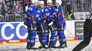 Jubel nach dem Ausgleich von Mannheims Matthias Plachta (Nr.22) zum 2:2 beim Spiel in der Penny DEL, Adler Mannheim - EHC Red Bull Muenchen.