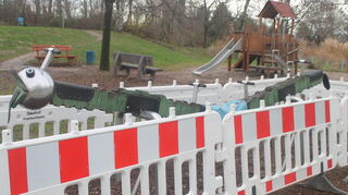 Noch ist der Tatzelwurm nach seiner Generalüberholung nicht freigegeben, doch bis zur Parkpflegeaktion am Samstag, 5. April, soll das Spielgerät wieder für Spaß sorgen.