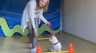 Jessica Gatchell macht den Kindern im Martin-Luther-Kindergarten vor, wie Hündin Tiffy durch einen Parcours zu führen ist.