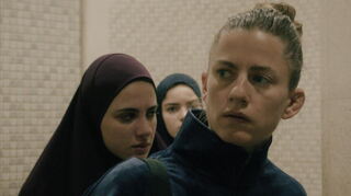 Florentina Holzinger als Sarah in dem Film „Mond".
