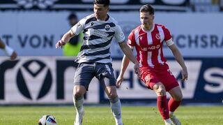 Hier noch im Duell mit Cottbus‘ Axel Borgmann, später verletzt ausgewechselt: Mittelfeldmotor Taylan Duman (l.) fehlt dem SV Sandhausen auswärts beim VfB Stuttgart II.