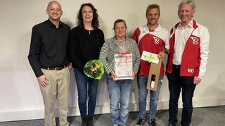 Bürgermeister Pascal Seidel (l.) und Finanzvorstand Klaus Donderer (r.) bei der Ehrung von Dirk Oswald (2. v. r.), Elisabeth Groß (Mitte) und Elke Herzig (2. v. l.)