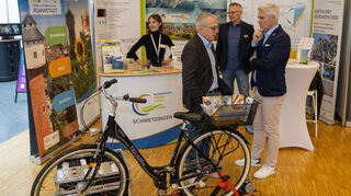 Oberbürgermeister Matthias Steffan (r.) im Gespräch mit einem Bürger am Stand der Stadt Schwetzingen. Bei der 17. Energie-Messe Rhein-Neckar bieten Aussteller aus der Region den Bürgern Informationen aus erster Hand.