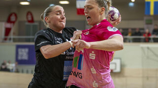 Beim Gastspiel der Kurpfalz-Bären bei Tabellenführer SV Union Halle-Neustadt ist Svenja Mann (l., hier gegen Ilona Kieffer) nahezu überall auf dem Feld zu finden - und wirf ein Dutzend Tore.
