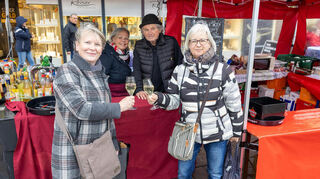 Am Pitsches (2. von rechts) Cocktailstand auf den Kleinen Planken Schwetzingen gibt es immer was für Leib und Seele. Auch für Christiane, Christine und Sabine.