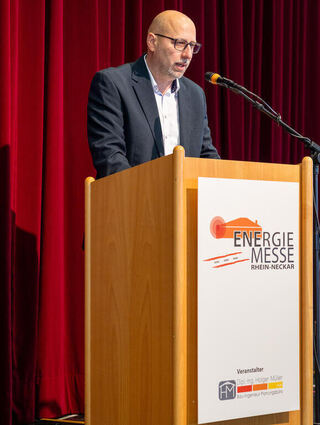 Der Veranstalter Dipl.-Ing. Holger Müller begrüßt die zahlreichen Gäste auf der 17. Energiemesse in Schwetzingen.