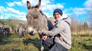 <p>Besuch auf der Koppel: Maximilian Hafi mit einem seiner Esel.<br></p>