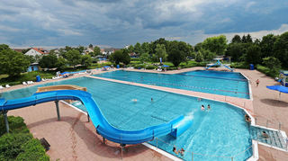 Wird für den Start der Saison aus dem Winterschlaf geholt: Das Freibad in Brühl.