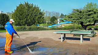 Die Wege und Flächen im Brühler Freibad werden Jahr für Jahr vor der Saison mit Hochdruckreinigern gesäubert.