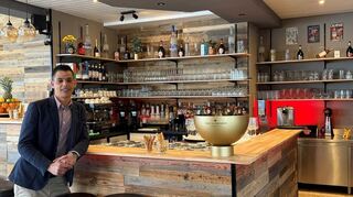 Yassine Daghrour ist der Pächter des neuen Marktcafés in Plankstadt. Seit Januar hat er das Restaurant umgestaltet, damit hier ab dem 1. April die Gäste begrüßt werden können.