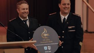 Der stellvertretende Kommandant Benjamin Noller (l.) und Kommandant Marco Krupp freuen sich über die Jubiläumsplakette zum Jubiläum der Freiwilligen Feuerwehr Brühl.