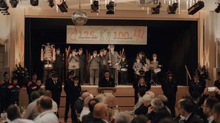 Der Spielmannszug und Vertreter der einzelnen Abteilungen der Freiwilligen Feuerwehr Brühl eröffnen den Abend in der Brühler Festhalle.