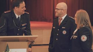 Kommandant Krupp der Freiwilligen Feuerwehr im kameradschaftlichen Gespräch mit Vertretern des Brühler Ortsverbandes im Deutschen Roten Kreuz.