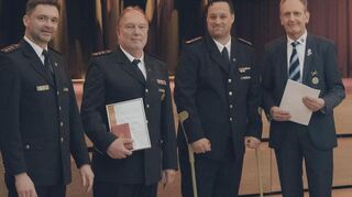Der Vorsitzende des Kreisfeuerwehrverbandes Silvio Schädel (l.) Kommandant Marco Krupp (2. v. r.) ernennen den früheren Kommandanten Stefan Mehlich (2. v. l.) zum Ehrenkommandanten und übergaben Bürgermeister Dr. Ralf Göck (r.) die höchste Ehrung des Landesfeuerwehrverbandes.