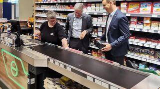 Halbzeit: Neulußheims Bürgermeister Kevin Weirether (r.) löst seinen Altlußheimer Amtskollegen Uwe Grempels ab. Die eigene Kasse bringt er gleich mit.