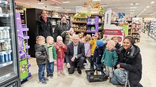 Beim Einkaufen trifft eine Gruppe der Kita Regenbogen ihren Bürgermeister Uwe Grempels und verpflichtet ihn sofort zu einem gemeinsamen Foto.