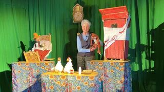 Ellen Heese vom " theater en miniature" spielte das Stück "Findus zieht um" im Rose-Saal.