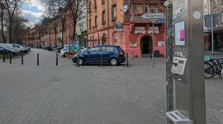 Ohne Hörer, ohne Verbindung: Die Telefonzelle am Neumarkt in der Neckarstadt-West.
