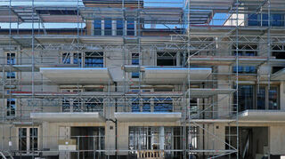 Auf der Rückseite zum Innenhof verfügen die Wohnungen über großzügig dimensionierte Balkone. In Kürze wird die Dämmung an der Fassade angebracht.