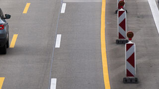 Wegen Markierungsarbeiten werden zwei Fahrstreifen der A6 zwischen der Anschlussstelle Wiesloch/Rauenberg und der Anschlussstelle Heilbronn/Untereisesheim in beide Fahrtrichtungen gesperrt. Diese Einschränkung gilt vom 7. April bis 25. April jeweils von 20 Uhr bis 6 Uhr.