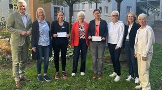 Schwetzingens OB Matthias Steffan, Esther Mrongowius, Nadine Bikowski, Martina Kühnemund, Sandra Zuleger, Petra Presser, Birgit Adam-Schulze und Anne Vorderwülbecke bei der Spendenübergabe.