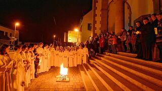 <p>Die Ministranten entzündeten in der Osternacht am zuvor geweihten Feuer die Osterkerze.</p>