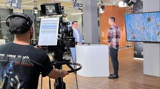 Im Fernsehstudio stellt sich Stefan Weisbrod (blauer Anzug) den Fragen von Redakteur Max Fischer rund um die Krähenplage.