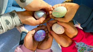 Kinder färben im Jugendzentrum in Oftersheim Ostereier bunt ein und lassen ihrer Fantasie freien Lauf.