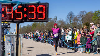 Der Spargellauf im Schlossgarten Schwetzingen zieht 1.500 Teilnehmer und etliche Besucher an. Den zweiten Platz bei den Frauen über fünf Kilometer belegt Anna Schultz-Coulon von der TSG 78 Heidelberg in 19,45 Minuten.
